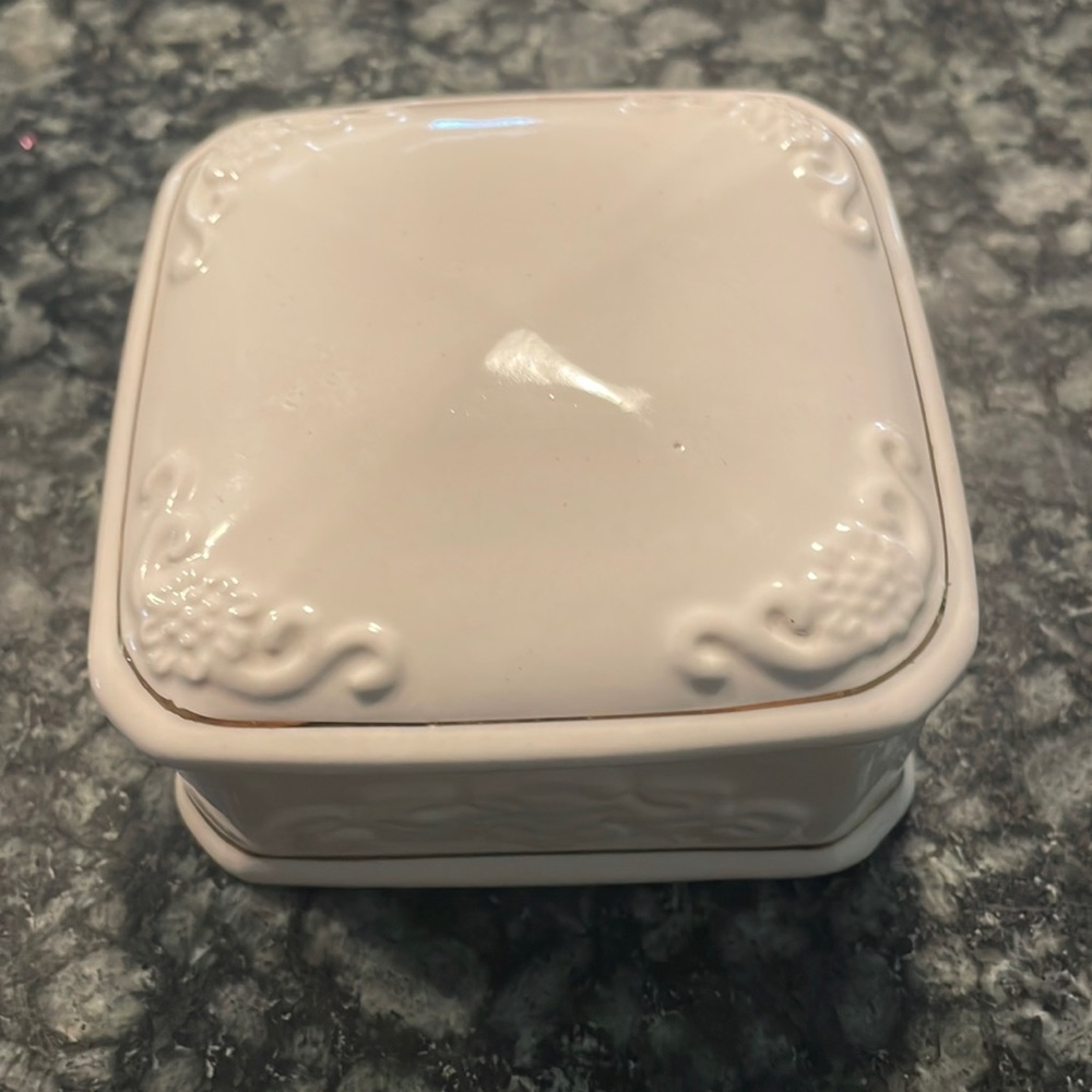 Paul Sebastian PS 1996 Limited Edition
White‎ w Gold Trimmed Trinket Box 4” x 4”